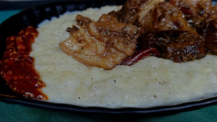 QnQ platter with meat over cheesy mash, ready for a party order
